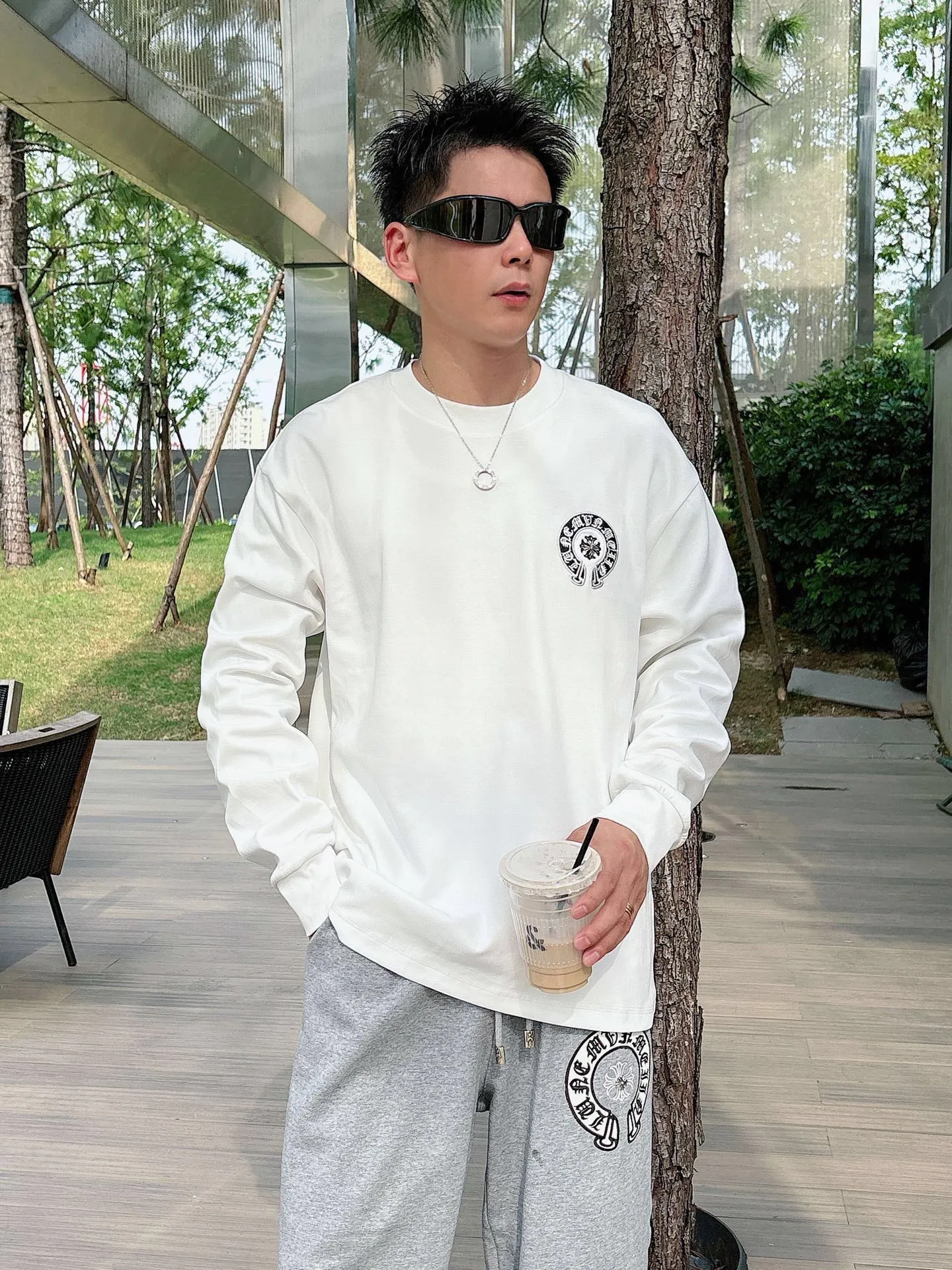 Clothes P 400💰 Pants P 446💰ChromeHearts Chrome Heart Round Neck Long Sleeve Pursuit of quality and absolute guarantee of quality! Using double-sided cotton fabric, the texture is clearly visible, the texture is soft, delicate and smooth, and the customized three-dimensional embroidery and leather patchwork technology is full of drape! The workmanship is fine and the shoulder lines are smooth. All imported chain machines are used to make the shoulder rolling strips. It has a certain thickness and is not made of cheap material but has a shiny feel that is comfortable and not tight on the upper body. It is the most avant-garde street item that can be easily matched by both men and women!  Color: black white Size: m-3xl Style number: 3576➕3750